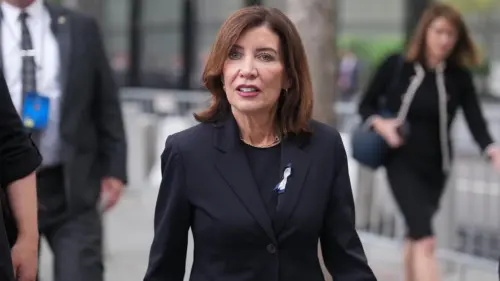 Thống Đốc New York Kathy Hochul bị tố ‘chơi trò bẩn’ thay mặt công đoàn giáo viên
