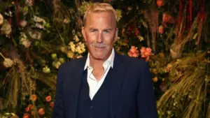 Kevin Costner dấy lên tin đồn hẹn hò sau khi đi siêu thị cùng chuyên gia lối sống