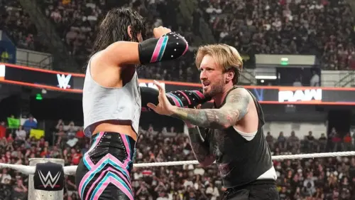 Diễn viên hài Matt Mathews bị các sao WWE kéo vào sàn đấu ‘Monday Night Raw’