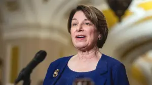 Thượng Nghị Sĩ Amy Klobuchar bị chế giễu vì đăng lại ảnh cũ ủng hộ đội Vikings