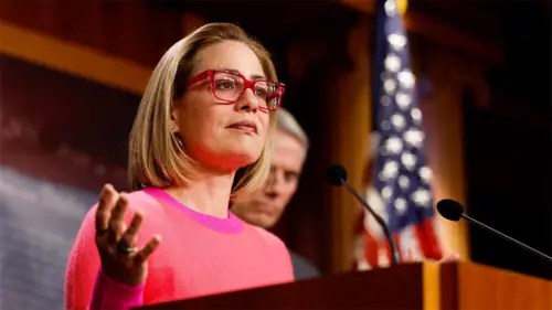 Luật sư của Thượng nghị sĩ Kyrsten Sinema bị kiện về tội “phá hoại hạnh phúc gia đình”
