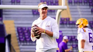Huấn luyện viên Lane Kiffin kêu gọi người hâm mộ LSU cổ vũ hết mình cho trận đấu với Louisiana Tech