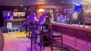 Chính quyền Cộng sản Massachusetts chỉ trích Boston Globe về bài báo liên quan đến quán bar đồng tính nữ