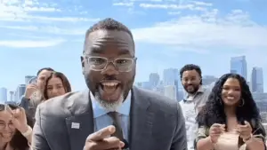 Thị trưởng Chicago bị chỉ trích vì nhảy múa trong video lan truyền khi tỷ lệ ủng hộ thấp