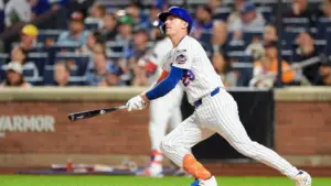 Va chạm kinh hoàng trên sân bóng chày khiến cầu thủ New York Mets bất động