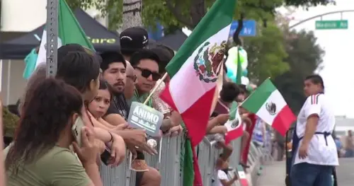 Đông Los Angeles tưng bừng kỷ niệm 80 năm Lễ diễu hành Quốc khánh Mexico