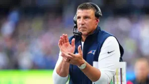 Huấn luyện viên Mike Vrabel của Patriots gắt gỏng với phóng viên về màn trình diễn tệ hại của Drake Maye