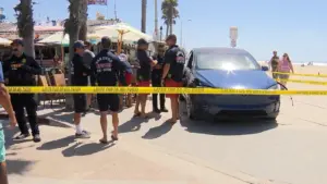 Dân chúng truy đuổi nghi phạm sau khi xe ăn cắp lao nhanh trên lối đi bộ ở San Diego