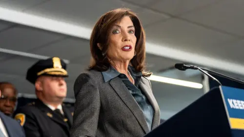 Thống đốc Hochul ủng hộ chương trình học bổng tín dụng thuế liên bang bất chấp sự phản đối của công đoàn giáo viên