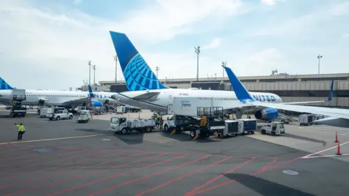 Hàng trăm chuyến bay bị hủy, máy bay dừng tại Newark, Philadelphia do sự cố thiết bị