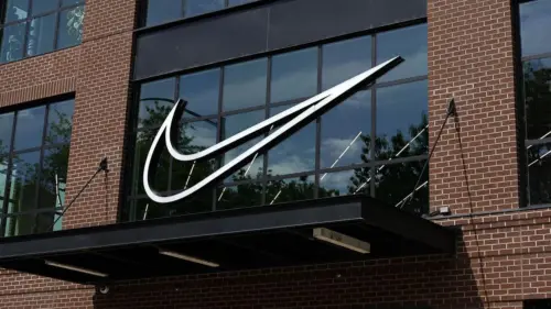 Chương trình CoachingHER liên kết với Nike đối mặt với nghi vấn về đào tạo thiên vị giới và định nghĩa về “thiếu nữ”