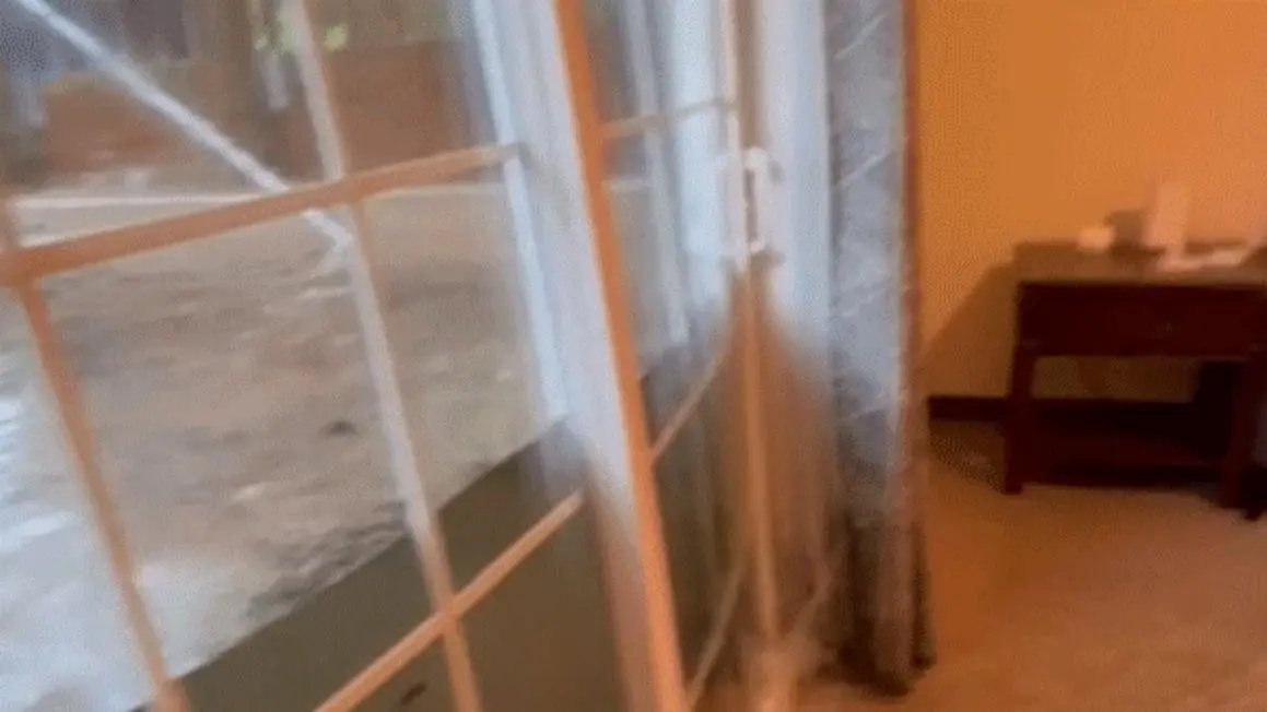 Video ghi lại khoảnh khắc nước lũ tràn vào nhà sinh viên ở New Jersey