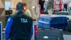 Hành khách bị bắt giữ tại phi trường LaGuardia vì mang theo nhiều giấy tờ tùy thân giả