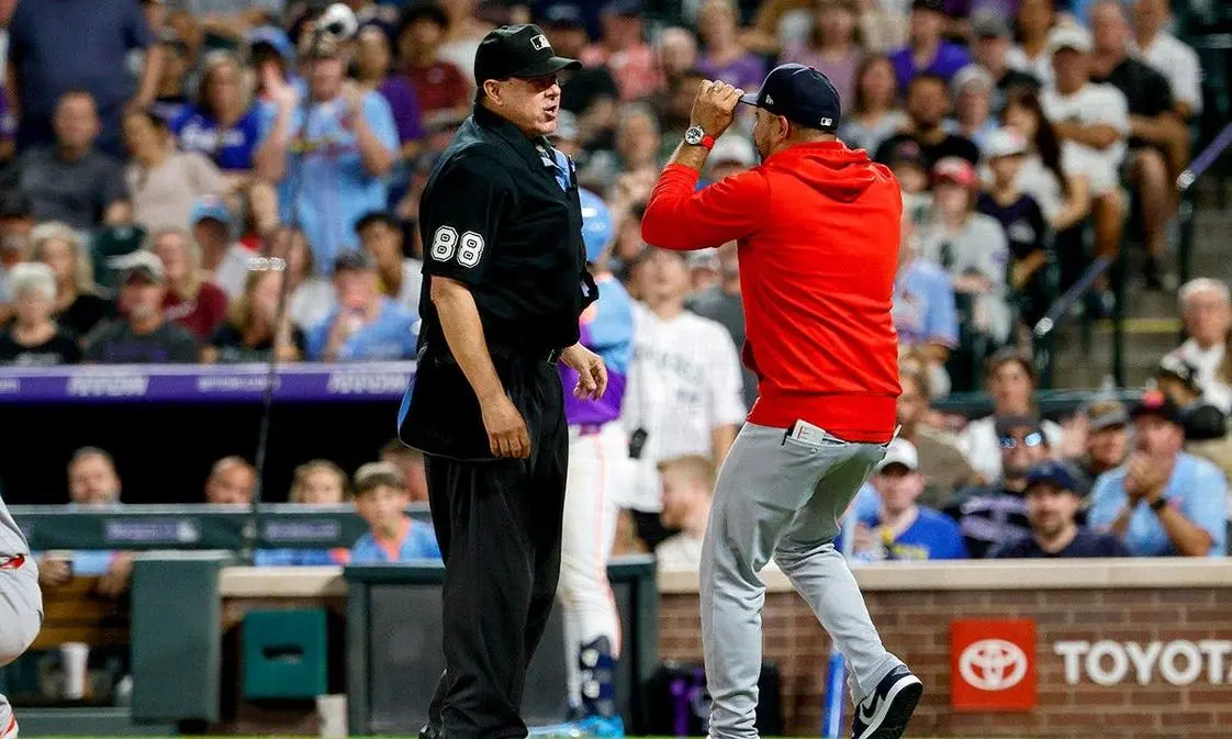 MLB Tuyên Bố Umpire Đã Sai Khi Yêu Cầu Cầu Thủ St. Louis Cardinals Chỉnh Lại Mũ