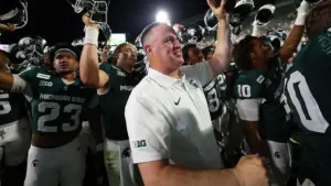 Cầu thủ Michigan State nôn mửa giữa trận đấu hai điểm