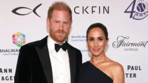 Chuyên gia: Hoàng tử Harry và Meghan Markle muốn ‘lợi cả đôi đường’ với động thái về Anh