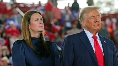 Quảng cáo mới của Thống đốc Arkansas Sarah Huckabee Sanders về cải cách phúc lợi gây tranh cãi trong nội bộ đảng Cộng hòa