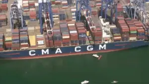Ba container hàng hóa rơi xuống biển tại Cảng Los Angeles