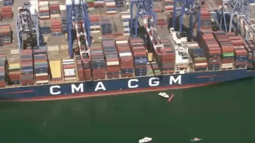 Ba container hàng hóa rơi xuống biển tại Cảng Los Angeles