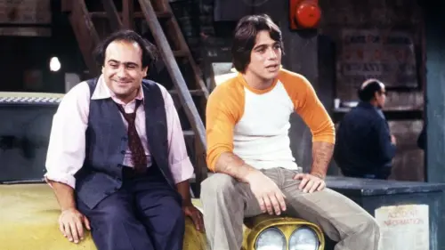 Danny DeVito hé lộ cảnh tiệc tùng hoang dã trên phim trường ‘Taxi’ thập niên 80: ‘Đồ ăn nhẹ và cocaine’