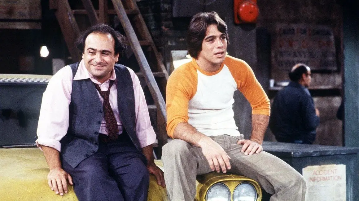 Danny DeVito hé lộ cảnh tiệc tùng hoang dã trên phim trường &#8216;Taxi&#8217; thập niên 80: &#8216;Đồ ăn nhẹ và cocaine&#8217;