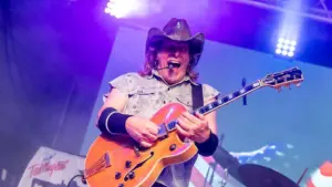 Ted Nugent Chứng Minh Vẫn Giữ Nguyên Tên Gọi “Motor City Madman” Khi Chụp Ảnh Với Nai Đực Khổng Lồ