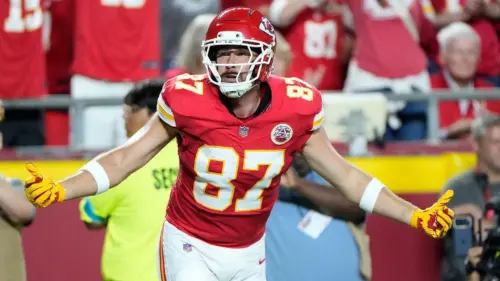 HLV Chiefs cho rằng Taylor Swift đã giúp Travis Kelce thi đấu thăng hoa