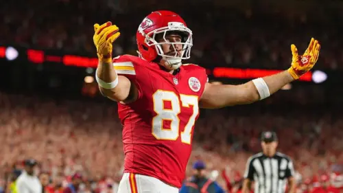 Taylor Swift ăn mừng bàn thắng đầu tiên của Travis Kelce mùa giải 2026