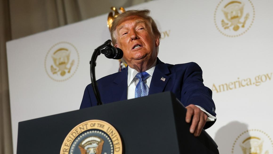 Tại sao Tổng Thống Trump lại tới các tiểu bang thiên về Đảng Cộng hòa cho các cuộc vận động tranh cử giữa kỳ?