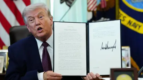Trump đối mặt bất trắc pháp lý về quy tắc bỏ phiếu qua thư
