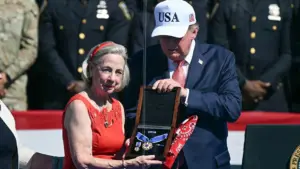 Tổng Thống Donald Trump Vinh Danh “Người Đàn Ông Của Chiếc Khăn Bandana Đỏ” Sau Biến Cố 11/9