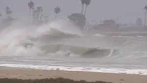 Các đội cứu hộ Long Beach đối phó với triều cường và sóng dữ do tàn dư Bão Marie