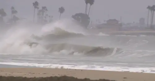 Các đội cứu hộ Long Beach đối phó với triều cường và sóng dữ do tàn dư Bão Marie