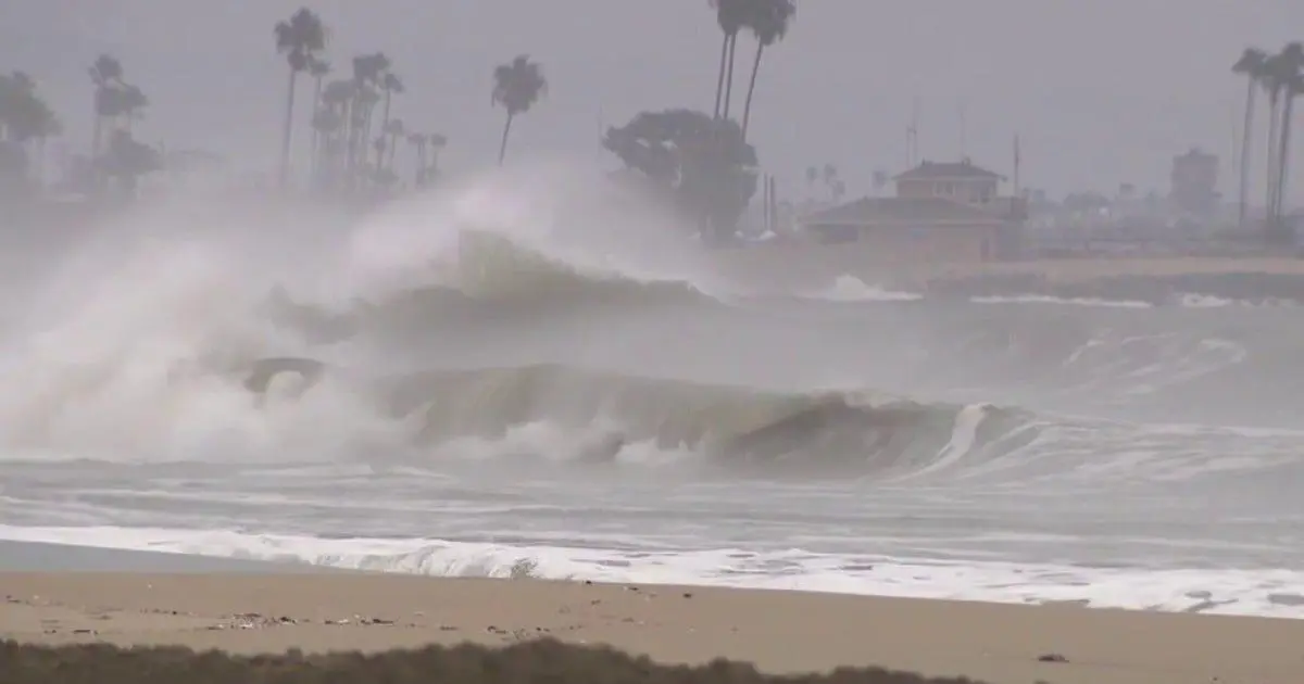 Các đội cứu hộ Long Beach đối phó với triều cường và sóng dữ do tàn dư Bão Marie