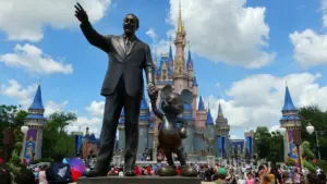 UCF Knights hợp tác tài trợ mũ bảo hiểm với Walt Disney World