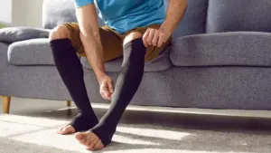 Tất tần tật về tất nén: Lợi ích cho người ngồi/đứng lâu, ai nên dùng?