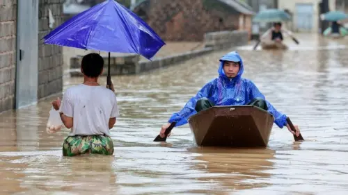 Mưa lớn và lũ lụt ở miền Bắc Việt Nam nhấn chìm nhà cửa, gây ảnh hưởng kinh tế