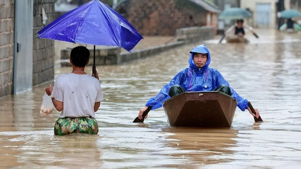 Mưa lớn và lũ lụt ở miền Bắc Việt Nam nhấn chìm nhà cửa, gây ảnh hưởng kinh tế