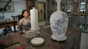 Di Sản Gốm Sứ Hơn Hai Thiên Niên Của Thành Phố Gốm Sứ Trung Hoa Được Truyền Lại Cho Thế Hệ Mới
