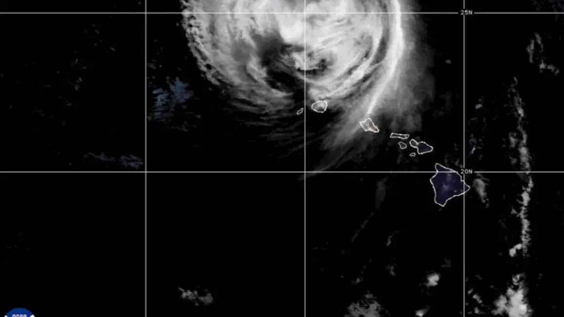 Bão Lowell đổ bộ quần đảo phía Tây Hawaii, mang theo gió mạnh và mưa lớn