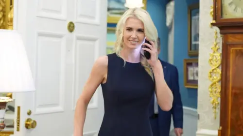 Tổng Thống Donald Trump Trao Quà Lễ HộI Hàng Chục Ngàn Đô Cho Ba Trợ Lý Tòa Bạch Ốc