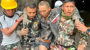 Người sống sót sau trận lụt Nepal ở Trung Quốc đoàn tụ với gia đình