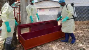 Đội mai táng Ebola ở Congo đối mặt với sự tức giận, mệt mỏi và sợ lây nhiễm từ cộng đồng