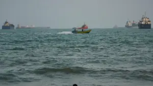 Iran Tuyên Bố Bắn Chìm Tàu Không Người Lái Của Hoa Kỳ Tại Eo Biển Hormuz