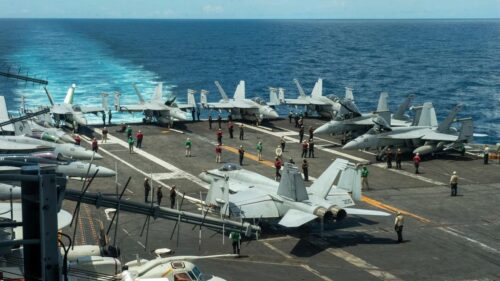 Hai phi công Hải Quân Hoa Kỳ phóng ra khỏi máy bay khi hạ cánh trên tàu sân bay ngoài khơi Virginia, 4 thủy thủ bị thương