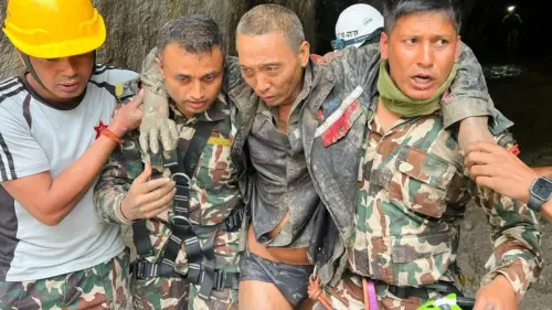 Nepal: 2 người sống sót được kéo khỏi đống đổ nát sau 10 ngày lũ lụt