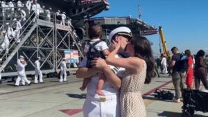 Thủy thủ USS Abraham Lincoln đoàn tụ cùng người thân sau gần một năm xa cách