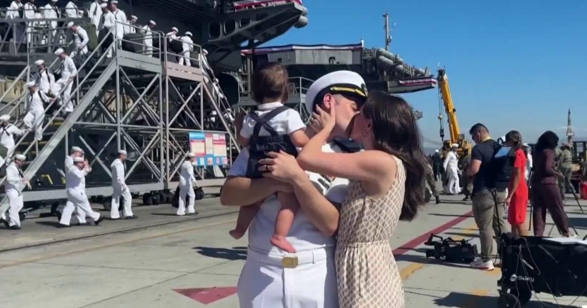 Thủy thủ USS Abraham Lincoln đoàn tụ cùng người thân sau gần một năm xa cách