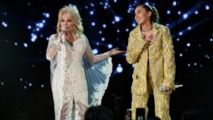 Miley Cyrus Tri Ân Sư Phụ quá cố Dolly Parton Qua Màn Trình Diễn Đầy Cảm Xúc