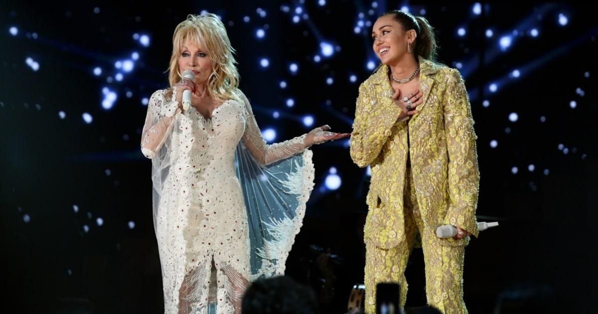 Miley Cyrus Tri Ân Sư Phụ quá cố Dolly Parton Qua Màn Trình Diễn Đầy Cảm Xúc